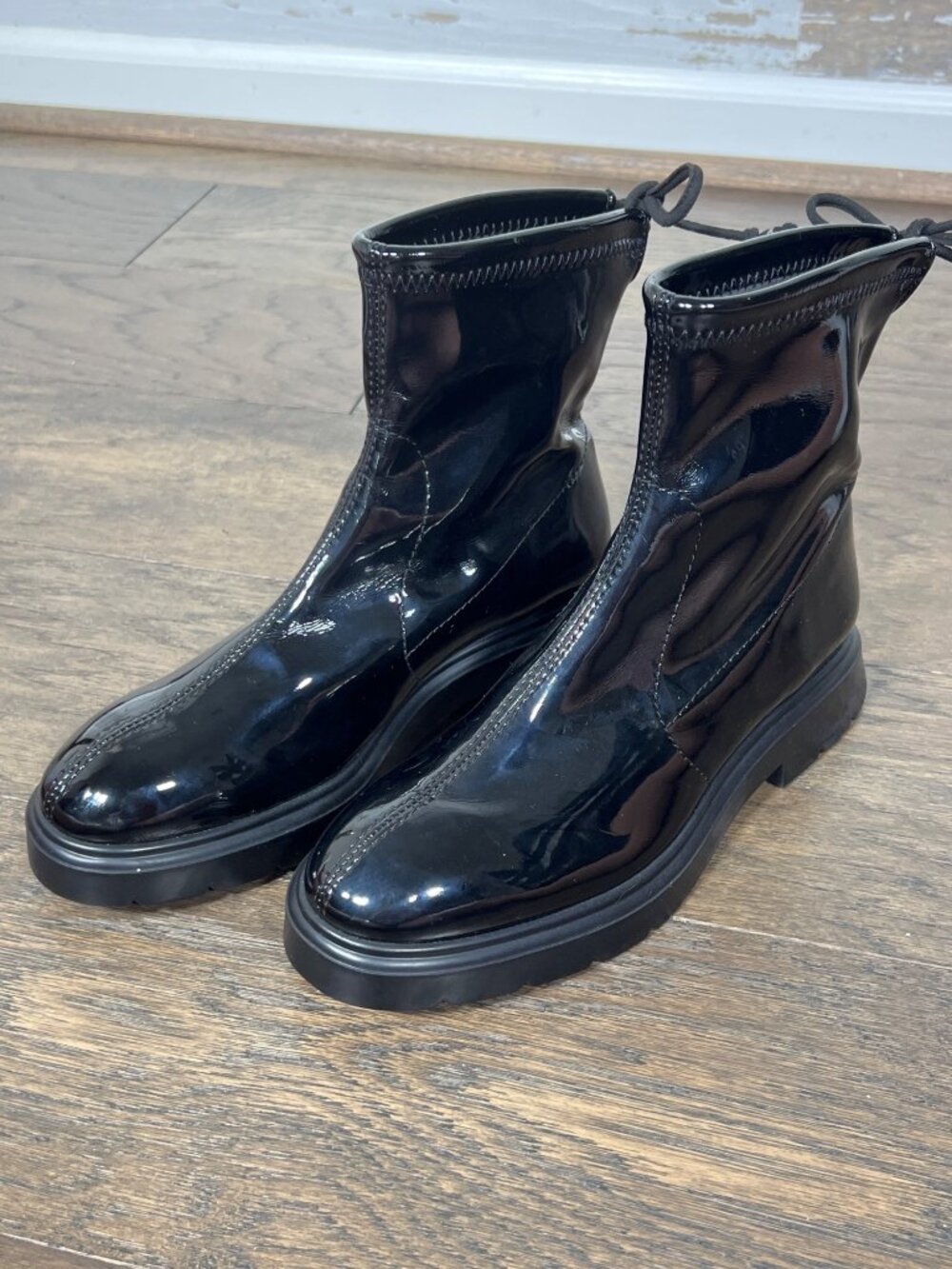 STUART WEITZMAN Benita Flat Lugg Patent Vinyl Boot Black Sz 5 NWOT